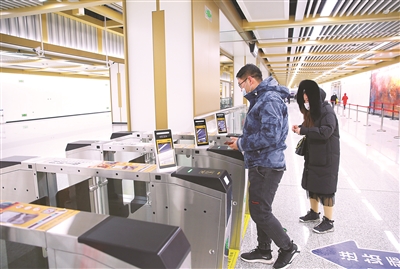 太原地铁开通后,记者也乘坐了一次,从小店的通达街站坐到了长风街站