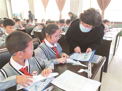 学习航空知识 憧憬蓝天翱翔   